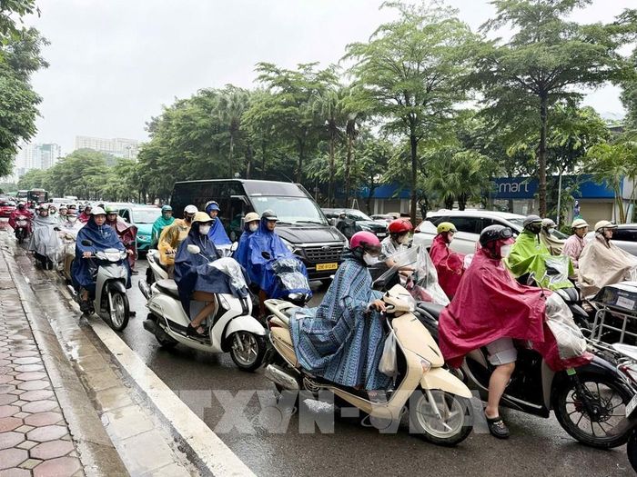 Các phương tiện di chuyển trong giờ cao điểm rất khó khăn trên đường Hoàng Quốc Việt. Ảnh: Quốc Khánh - TTXVN