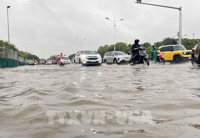 Các phương tiện nối đuôi nhau trong làn nước trên đường Đàm Quang Trung, phường Long Biên, đoạn từ cầu vượt Vĩnh Tuy đến ngã tư Cổ Linh - Đàm Quang Trung. Ảnh: Phan Phương – TTXVN