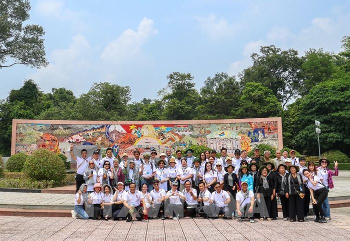 Các thế hệ nghệ sĩ Nhà hát Cải lương Trần Hữu Trang tham quan Bức tranh hoành tráng tại Khu di tích quốc gia đặc biệt Căn cứ Trung ương Cục miền Nam, xã Tân Lập, tỉnh Tây Ninh. Ảnh: Giang Phương - TTXVN