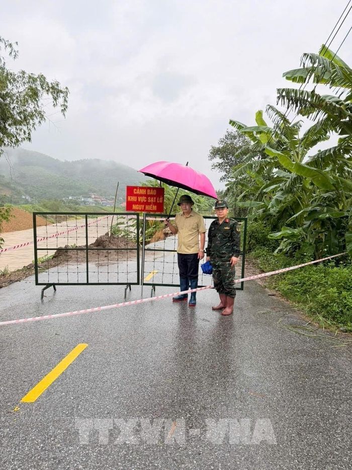 Xã Tu Vũ đã căng dây, cắm biển cảnh báo nguy hiểm, cấm toàn bộ người và phương tiện qua lại khu vực sạt lở. Ảnh: Tạ Toàn - TTXVN