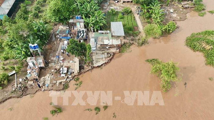 Một phần đất ven bờ sông Hậu, xã Mỹ Hoà Hưng, An Giang bị sụt xuống lòng sông, để lại khoảng trống sát khu dân cư. Ảnh: Thanh Sang-TTXVN