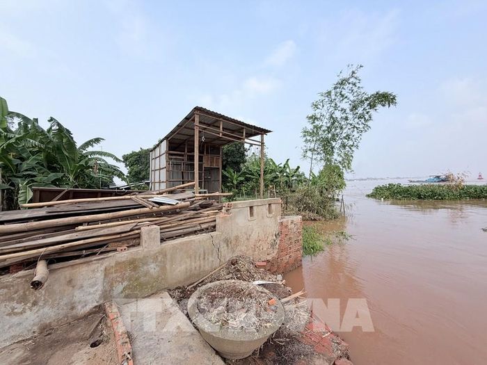 Khu vực sạt lở tạo thành mép vực thẳng đứng sát bờ sông Hậu. Ảnh: Thanh Sang-TTXVN