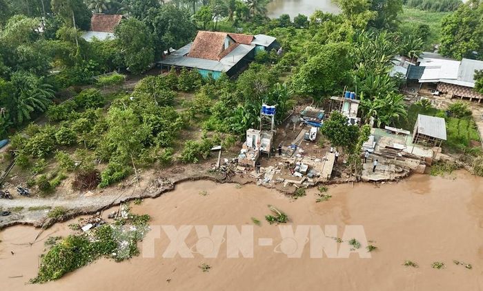 Từ trên cao có thể thấy khoảng cách giữa khu vực sạt lở và khu vực nhà dân ngày càng thu hẹp. Ảnh: Thanh Sang-TTXVN