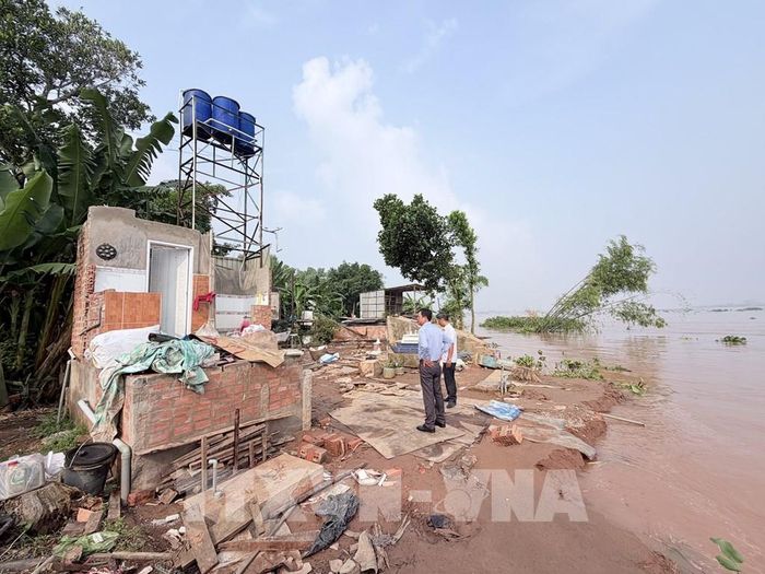 Những căn nhà trong vùng sạt lở đã được di dời, chỉ còn sót lại một số vật dụng sinh hoạt giữa khu vực sạt lở nghiêm trọng. Ảnh: Thanh Sang-TTXVN
