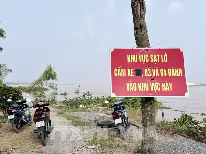 Chính quyền địa phương treo biển cảnh báo nhằm hạn phương tiện tiếp cận khu vực nguy hiểm. Ảnh: Thanh Sang-TTXVN