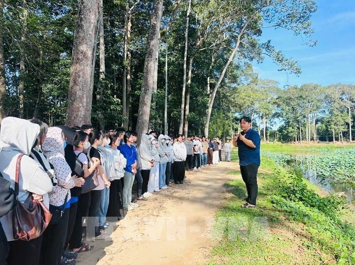 Em Sơn Trần Minh Mẫn (bên phải), trưởng nhóm dự án SABAY giới thiệu di sản văn hóa địa phương với sinh viên Đại học Trà Vinh trong khuôn khổ dự án SABAY. Ảnh: TTXVN phát