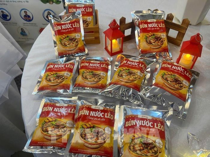 Sản phẩm bún nước lèo ăn liền được trưng bày trong khuôn khổ Cuộc thi khởi nghiệp “Ý tưởng học sinh, sinh viên khởi nghiệp khu vực Đồng bằng sông Cửu Long, lần IV, năm 2026” – INNOBE 2026 tại trường Đại học Bạc Liêu. Ảnh: TTXVN phát