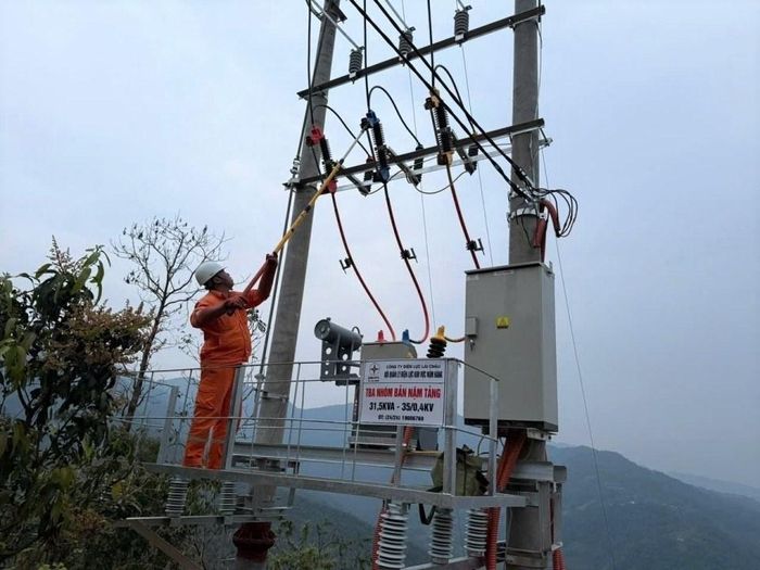 Các công trình đầu tư xây dựng được hoàn thành, đóng điện góp phần nâng cao năng lực vận hành lưới điện và đáp ứng nhu cầu sử dụng điện của khách hàng. Ảnh: EVNNPC