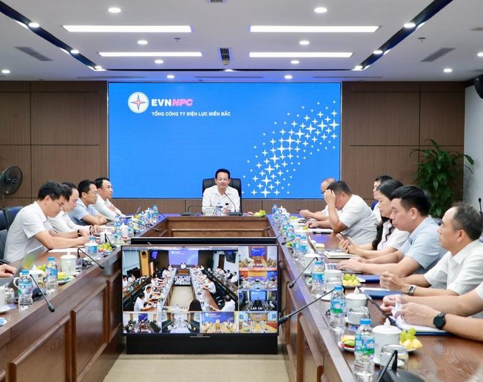 Ông Nguyễn Đức Thiện - Tổng Giám đốc EVNNPC phát biểu chỉ đạo tại cuộc họp giao ban công tác đầu tư xây dựng 8 tháng đầu năm và triển khai nhiệm vụ 4 tháng cuối năm 2026. Ảnh: EVNNPC