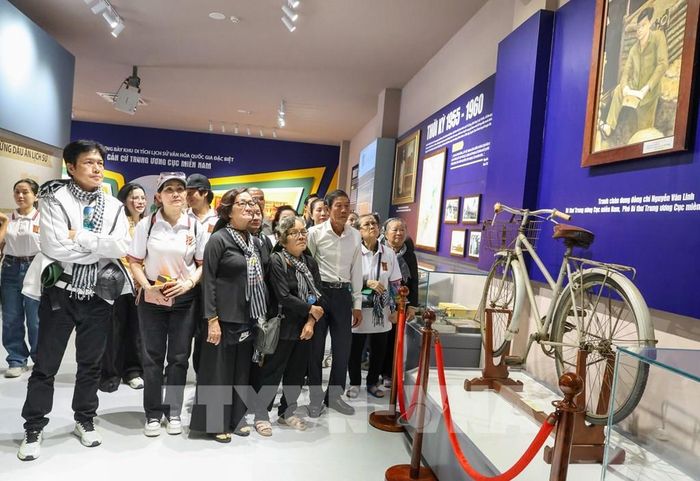 Các thế hệ nghệ sĩ Nhà hát Cải lương Trần Hữu Trang cùng trở về nguồn, tìm hiểu lịch sử và ôn lại truyền thống của những thế hệ đi trước. Ảnh: Giang Phương - TTXVN