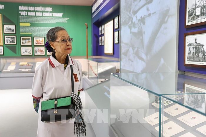 Nghệ sĩ Nhân dân Trần Thị Thanh Vy xúc động khi trở lại mảnh đất cách mạng, nơi gợi nhắc những hy sinh của các thế hệ đi trước. Ảnh: Giang Phương - TTXVN