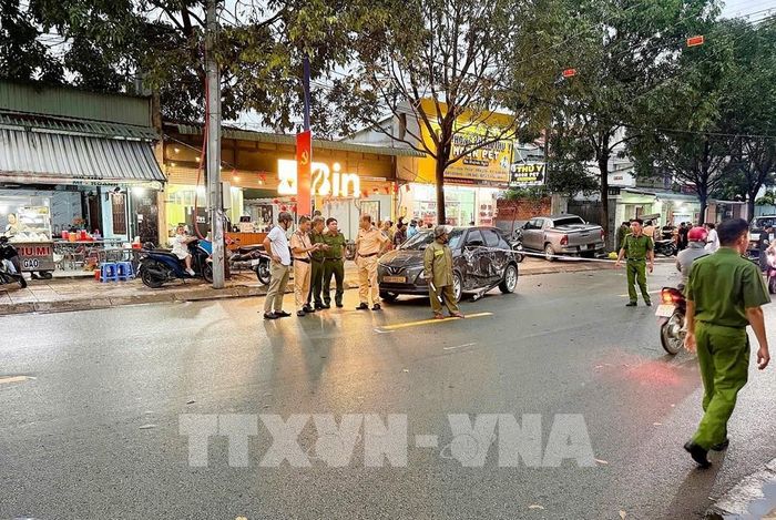 Lực lượng chức năng phong tỏa hiện trường, điều tra vụ tai nạn. Ảnh: TTXVN phát