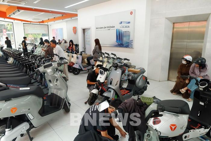 Nhiều khách hàng quan tâm đến sản phẩm xe máy điện YADEA
