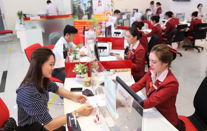 Khách hàng giao dịch tại HDBank. Ảnh: Bnews phát