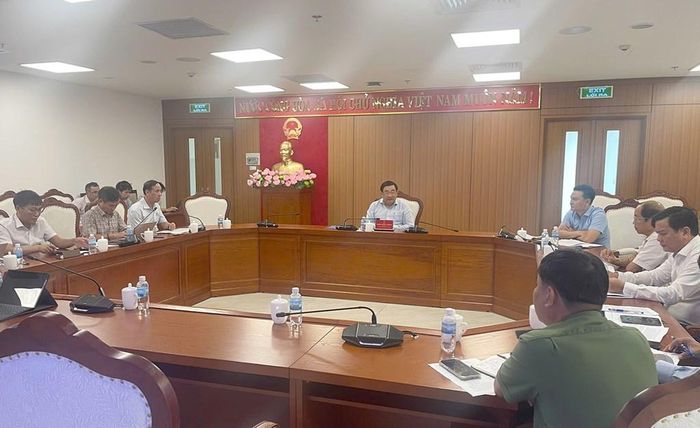 Phó Chủ tịch UBND tỉnh Khánh Hòa Trịnh Minh Hoàng chủ trì và phát biểu kết luận tại cuộc họp. Ảnh: Hương Thủy/BNEWS/TTXVN