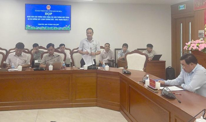 Phó Tổng giám đốc EVNNPT Bùi Văn Kiên nêu các kiến nghị tại buổi làm việc. Ảnh: Hương Thủy/BNEWS/TTXVN