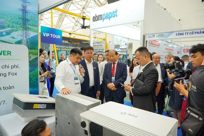 Chương trình VIP Tour đưa đoàn đại biểu, lãnh đạo hiệp hội, doanh nghiệp đi khảo sát các khu trưng bày, gặp gỡ nhà cung cấp và tìm hiểu các sản phẩm, công nghệ, giải pháp được giới thiệu tại triển lãm. Ảnh: Ngọc Quỳnh/Bnews/vnanet.vn