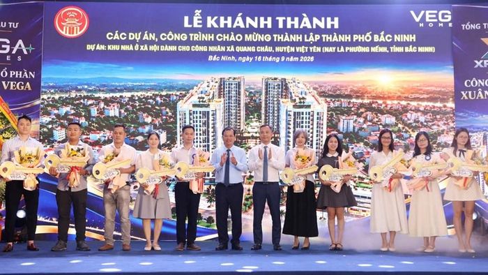 Phó Chủ tịch UBND tỉnh Bắc Ninh Phan Thế Tuấn cùng chủ đầu tư trao chìa khóa, tặng hoa chúc mừng một số cư dân đầu tiên tại Khu nhà ở xã hội. Ảnh: Đồng Thúy/TTXVN
