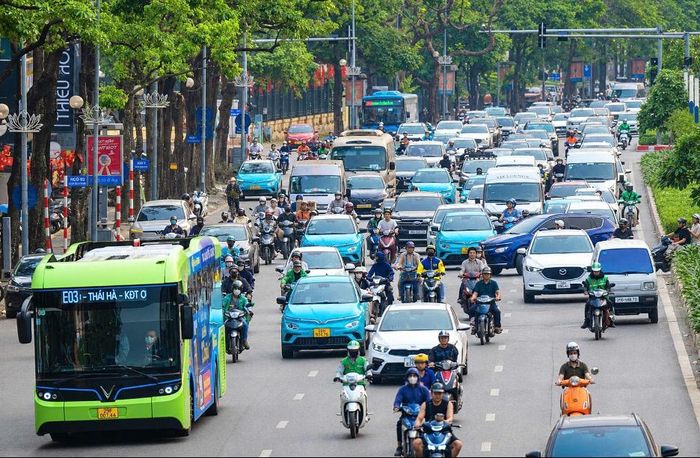 Di chuyển xe điện trong nội đô dù chậm nhưng vẫn có thể tiêu thụ năng lượng lớn bất thường do cách sử dụng (Ảnh minh họa).