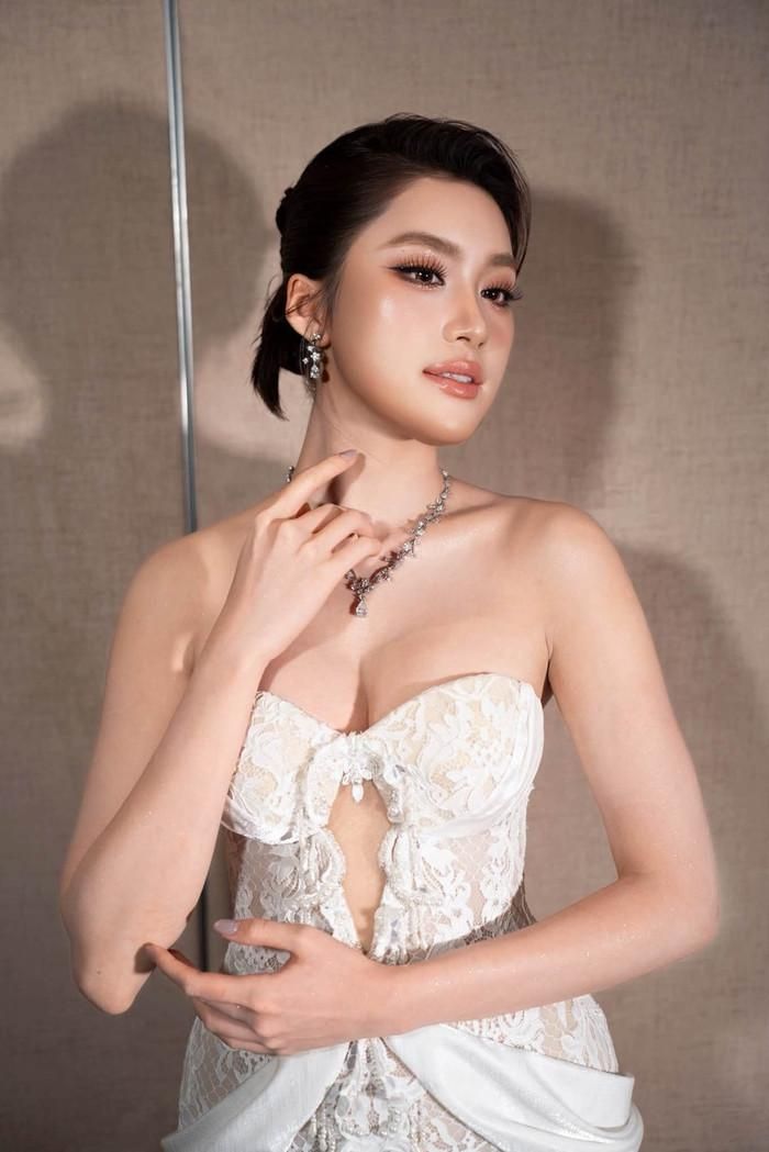 Nhiều khán giả dành lời khen khi Phương Oanh hóa cô dâu xinh đẹp.