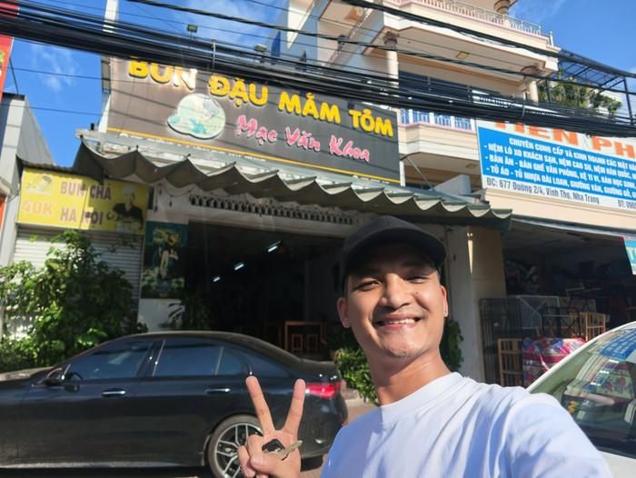 Mặc Văn Khoa ghé cơ sở bún đậu nhà mình. Ảnh: FBNV