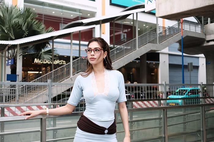 Á hậu Chelsea Fernandez tiếp tục nhận được sự chú ý với hình ảnh thời trang trẻ trung, cá tính.