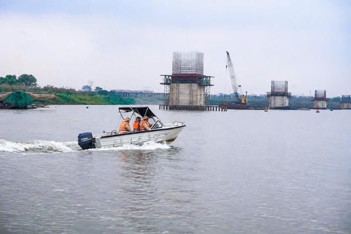 Cảnh sát đường thuỷ tuần tra, bảo đảm an toàn trên sông Hồng. Ảnh: Công an TP Hà Nội
