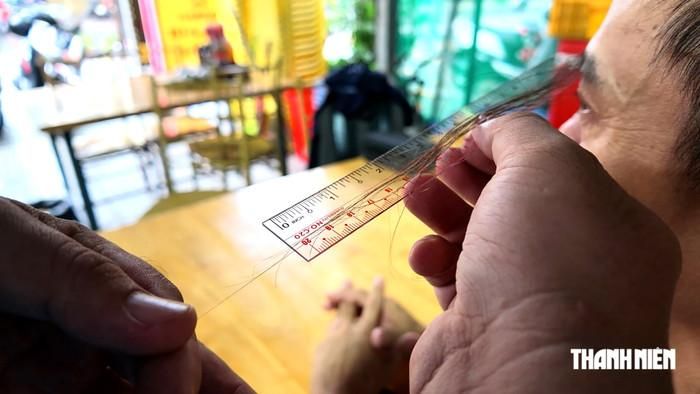 Bộ lông mày của ông Năng dài hơn 20cm. Nguồn ảnh: báo Thanh Niên