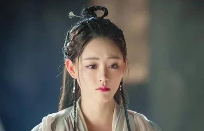 Từ thiếu nữ dịu dàng, Chu Chỉ Nhược dần trở thành chưởng môn Nga Mi đầy tham vọng.