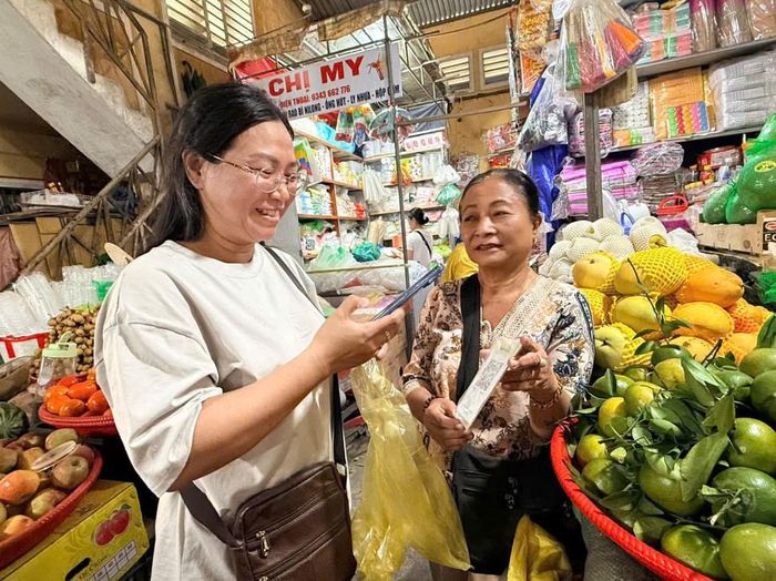 Tiều thương chợ Vỹ Dạ TP Huế quen dần với việc kinh doanh không dùng tiền mặt