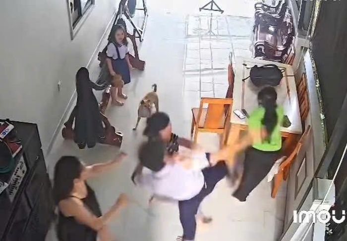 Ngưng siết cổ, nam sinh vẫn dùng chân đá vào người phụ nữ - Ảnh cắt từ clip chị N. cung cấp