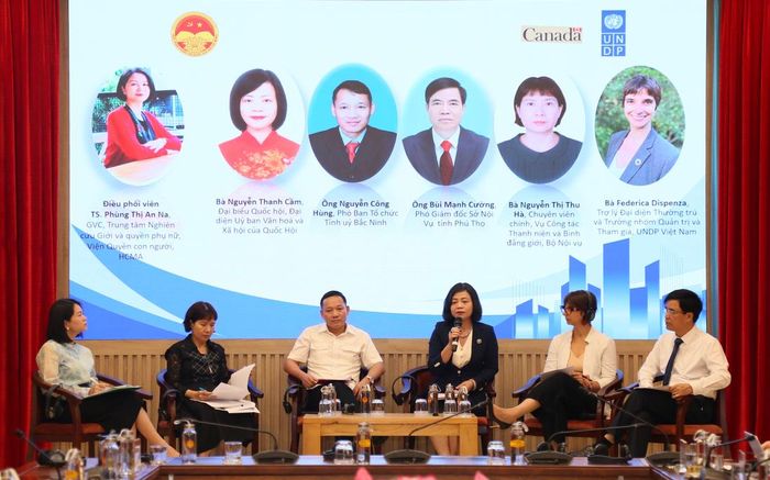 Các đại biểu trao đổi trong khuôn khổ Hội thảo "Thúc đẩy bình đẳng giới trong khu vực công ở Việt Nam trong bối cảnh sắp xếp, tinh gọn tổ chức bộ máy của hệ thống chính trị"