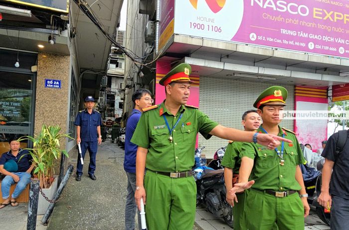 Theo ghi nhận của phóng viên Báo Phụ nữ Việt Nam, khoảng 9h30 sáng 16/9, lực lượng chức năng vẫn phong tỏa lối vào ngôi nhà số 2B, ngõ 2B Văn Cao, phường Tây Hồ, nơi xảy ra vụ hỏa hoạn.