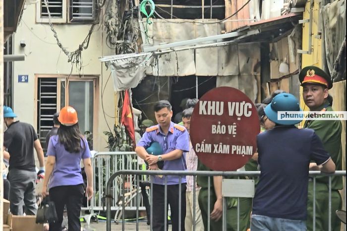 Cán bộ Viện kiểm sát có mặt tại hiện trường vụ cháy.