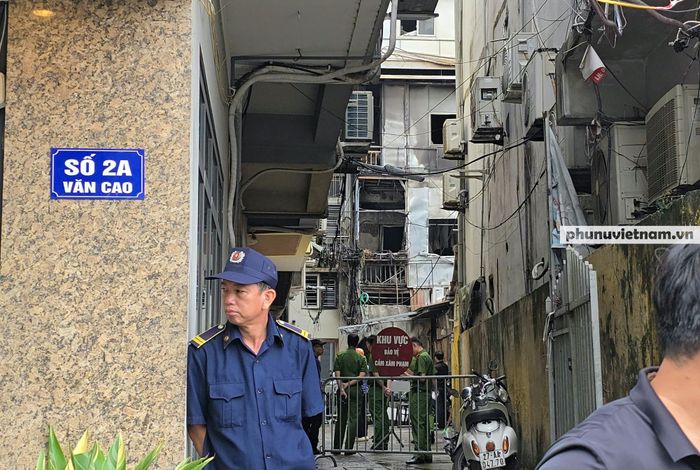 Trước đó, vào khoảng 2h cùng ngày, Trung tâm Thông tin chỉ huy Công an TP Hà Nội nhận được tin báo cháy tại ngôi nhà số 2B ngõ 2B Văn Cao, phường Tây Hồ. 