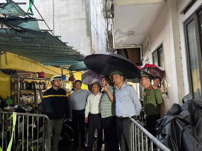 Chủ tịch UBND thành phố Hà Nội Vũ Đại Thắng (giữa) có mặt tại hiện trường vụ cháy sáng sớm nay.