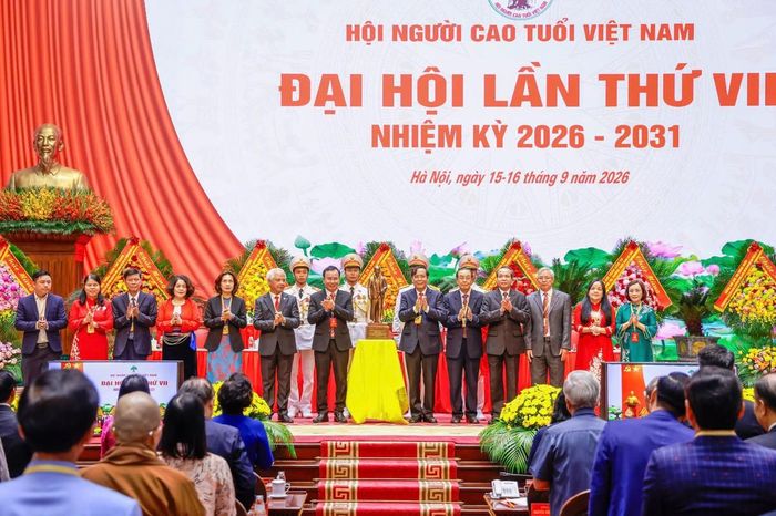 Hội Người cao tuổi Việt Nam vinh dự được trao tặng tượng Chủ tịch Hồ Chí Minh. Ảnh: Quang Vinh