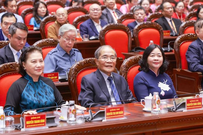 Từ phải qua: Bà Bùi Thị Minh Hoài, Ủy viên Bộ Chính trị, Bí thư TƯ Đảng, Bí thư Đảng ủy MTTQ, các đoàn thể Trung ương, Chủ tịch UBTƯ MTTQ Việt Nam; ông Nguyễn Sinh Hùng, nguyên Ủy viên Bộ Chính trị, nguyên Chủ tịch Quốc hội; bà Nguyễn Thị Kim Ngân, nguyên Ủy viên Bộ Chính trị, nguyên Chủ tịch Quốc hội và các đại biểu dự Đại hội đại biểu toàn quốc Hội Người cao tuổi Việt Nam lần thứ VII. Ảnh: Quang Vinh