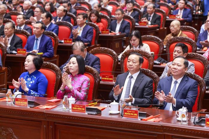 Từ trái qua: Bà Phạm Thị Thanh Trà, Bí thư Trung ương Đảng, Phó Thủ tướng Chính phủ, Chủ tịch Ủy ban Quốc gia về người cao tuổi Việt Nam; bà Nguyễn Thị Thanh, Ủy viên TƯ Đảng, Phó Chủ tịch Quốc hội; ông Trần Hồng Hà, nguyên Ủy viên TƯ Đảng, nguyên Phó Thủ tướng Chính phủ; ông Nguyễn Phi Long, Ủy viên TƯ Đảng, Phó Bí thư Thường trực Đảng ủy MTTQ, các đoàn thể Trung ương, Phó Chủ tịch UBTƯ MTTQ Việt Nam và các đại biểu dự Đại hội đại biểu toàn quốc Hội Người cao tuổi Việt Nam lần thứ VII. Ảnh: Quang Vinh