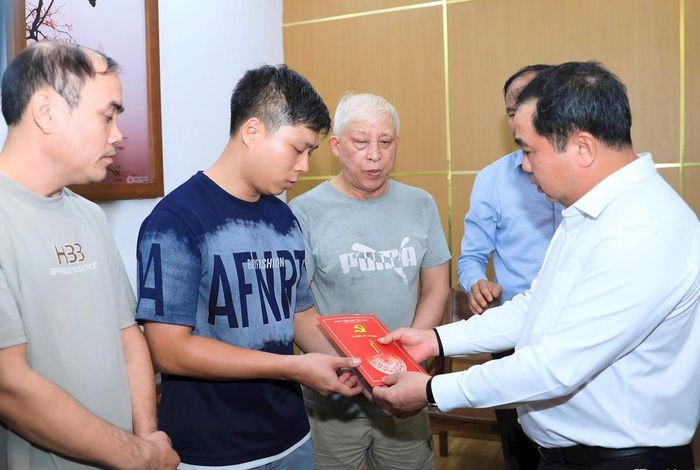 Bí thư Thành ủy Hà Nội Trần Đức Thắng trao hỗ trợ cho các gia đình có người thân bị tử vong trong vụ cháy. Ảnh: Quang Thái