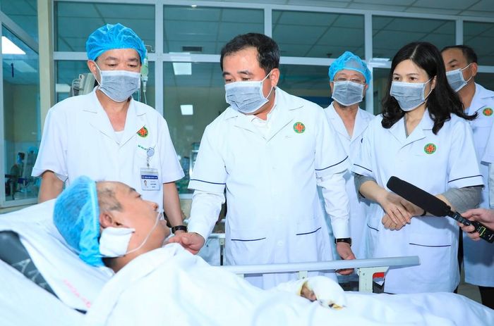 Bí thư Thành ủy Hà Nội Trần Đức Thắng và lãnh đạo thành phố thăm hỏi nạn nhân đang điều trị tích cực tại Bệnh viện Quân y 354. Ảnh: Quang Thái