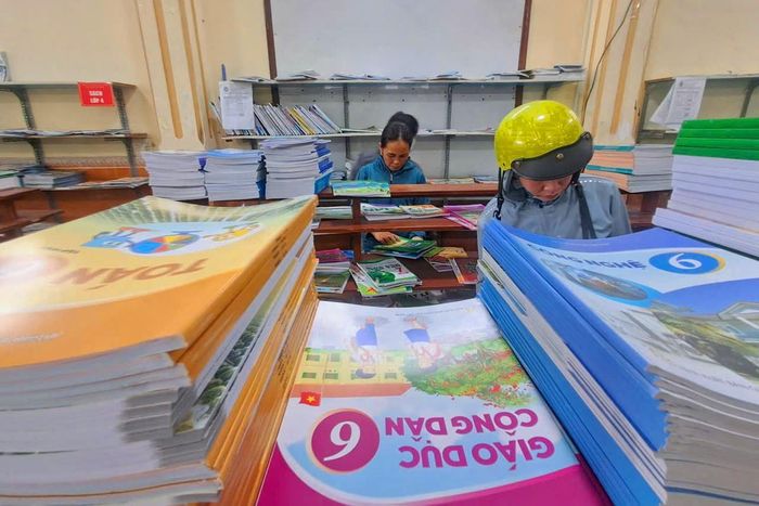 Nhiều phụ huynh đi tìm mua sách giáo khoa cho con trong chiều 16/9