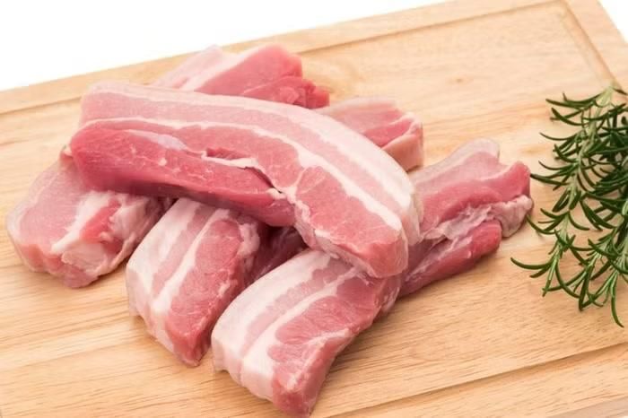 Giá thịt lợn hơi ghi nhận tín hiệu khởi sắc tại miền Bắc khi 2 địa phương điều chỉnh tăng 1.000 đồng/kg