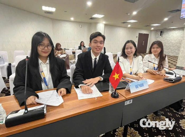 Phan Ngọc Khải (giữa) tham dự Diễn đàn giáo dục tại Indonesia.