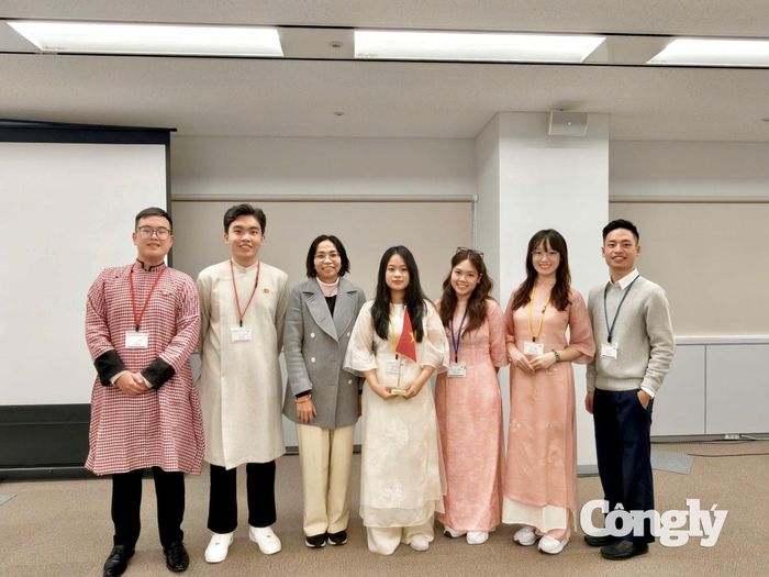 Phan Ngọc Khải (thứ 2 bên trái qua) tham dự chương trình giao lưu thanh niên, sinh viên Nhật Bản - Đông Á.