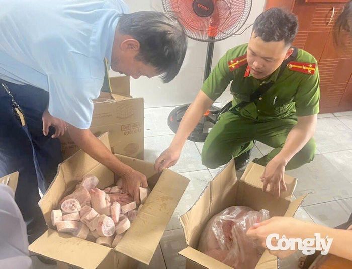 Phát hiện 100kg thịt heo đông lạnh không rõ nguồn gốc trên địa bàn.