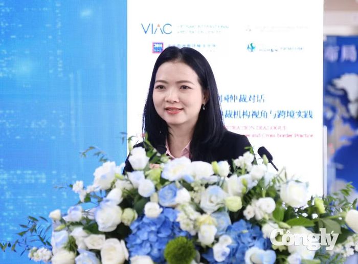 Bà Vũ Thị Hằng, Trưởng ban kiêm Phó Tổng Thư ký Ban Thư ký tố tụng VIAC chia sẻ tại chương trình.