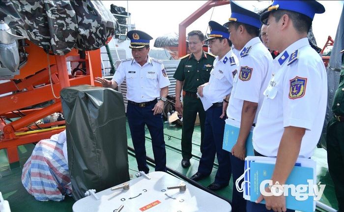 Lãnh đạo Cảnh sát biển Việt Nam và Tổng Công ty Ba Son tham quan tàu CSB 4043