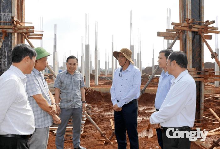 Phó Chủ tịch UBND tỉnh Lâm Đồng Nguyễn Minh (đội mũ nâu) kiểm tra tiến độ xây dựng trường nội trú.