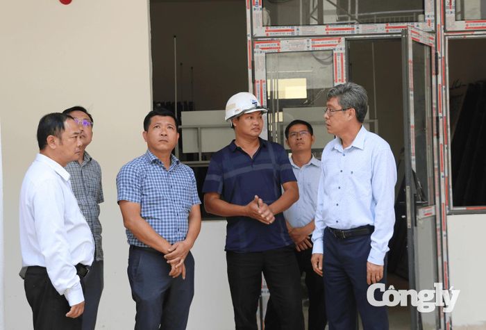 Phó Chủ tịch UBND tỉnh Nguyễn Minh kiểm tra các hạng mục đang thi công tại Dự án Trường Phổ thông nội trú liên cấp Tiểu học và Trung học cơ sở Thuận An.